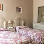 לינה וארוחת בוקר Mariposa