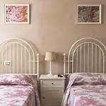 לינה וארוחת בוקר Mariposa 3*